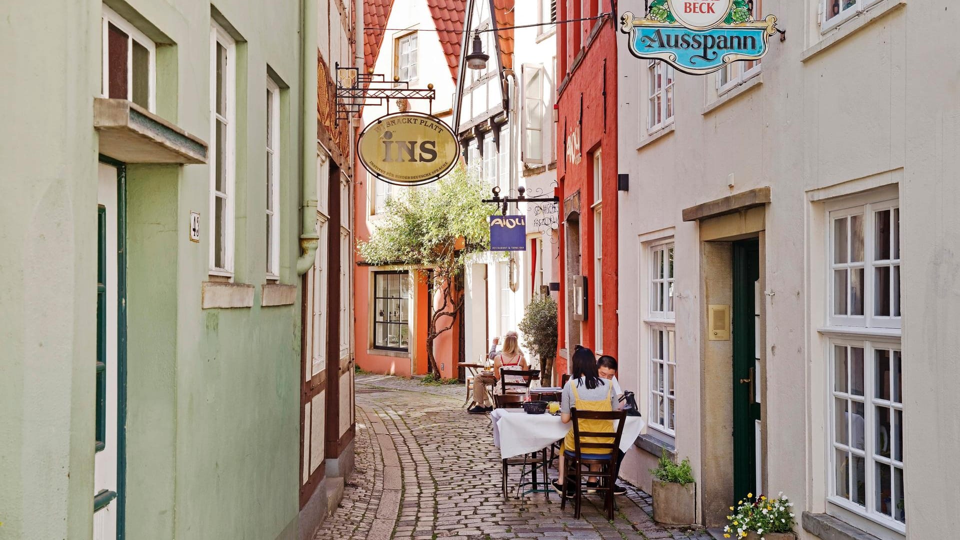 Gastronomie im Bremer Schnoorviertel: Ab sofort treten andere Corona-Regeln in Kraft. Gastronomie im Bremer Schnoorviertel: Ab sofort treten andere Corona-Regeln in Kraft.