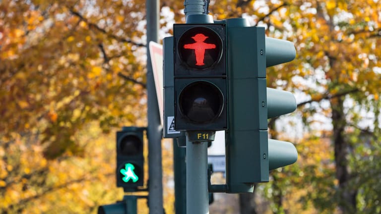 Fußgängerampel: Daran leuchtet entweder ein rotes oder ein grünes Ampelmännchen auf.