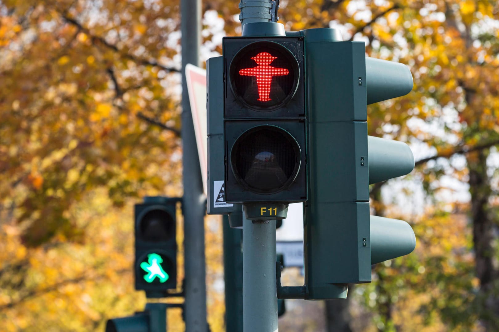 Fußgängerampel: Daran leuchtet entweder ein rotes oder ein grünes Ampelmännchen auf.