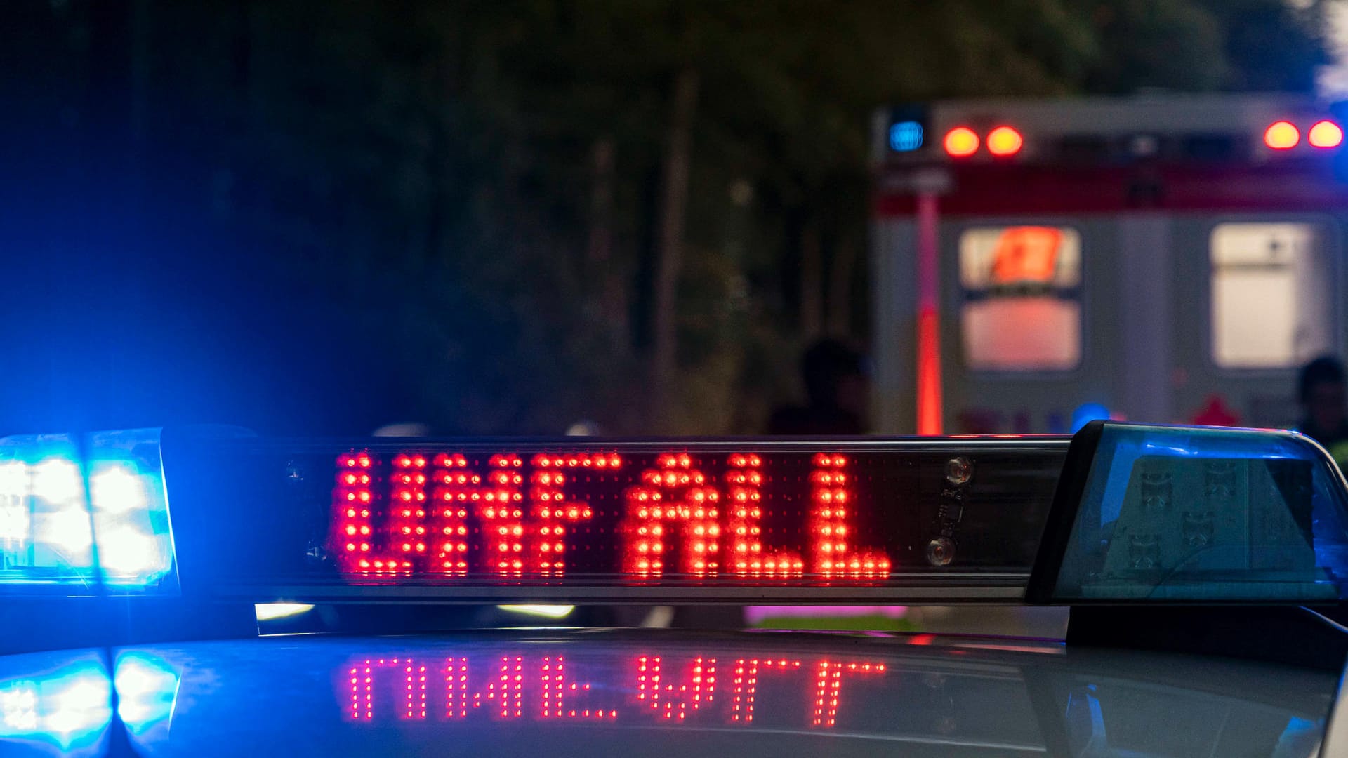 Ein Streifenwagen der Polizei mit dem Schriftzug "Unfall" im Display (Symbolbild): In Bremen wurde eine Fahrradfahrerin bei einem Unfall lebensgefährlich verletzt.