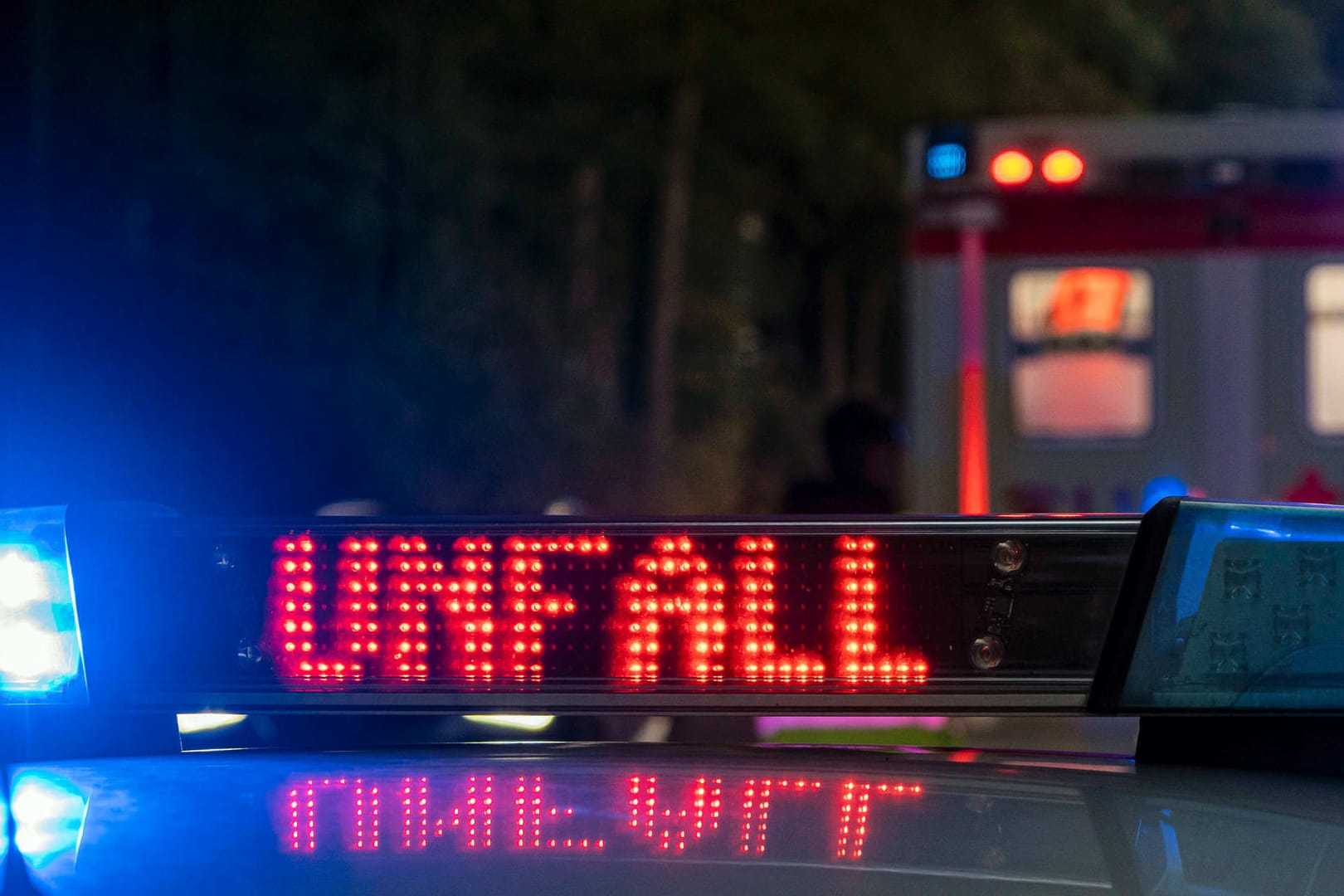 Ein Streifenwagen der Polizei mit dem Schriftzug "Unfall" im Display (Symbolbild): In Bremen wurde eine Fahrradfahrerin bei einem Unfall lebensgefährlich verletzt.