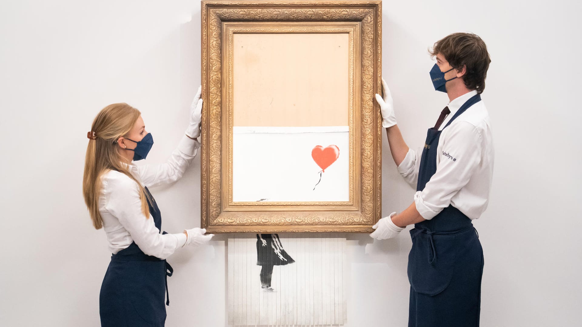 Banksys Werk "Love Is In The Bin": Das Werk wurde vor drei Jahren teilweise geschreddert. Banksys Werk "Love Is In The Bin": Das Werk wurde vor drei Jahren teilweise geschreddert.