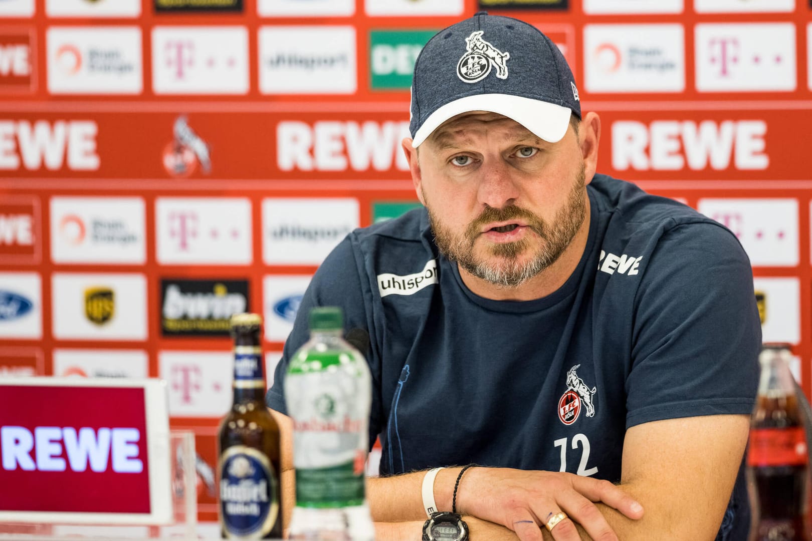 Steffen Baumgart bei der Pressekonferenz am Mittwoch: Erstmals gibt es beim 1. FC Köln Personalsorgen.