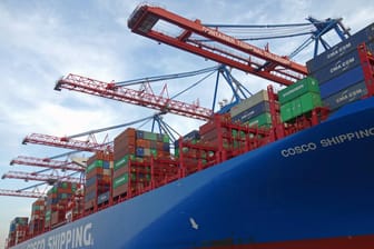 Containerschiff (Symbolbild): Die Lieferengpässe dämpfen das Wachstum für dieses Jahr.