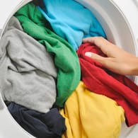 Waschmaschine: Wer Zeit sparen will, stopft seine Maschine meistens sehr voll.