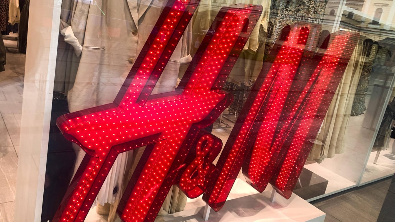 H&M Logo: Der Modehändler kämpft mit Lieferengpässen.
