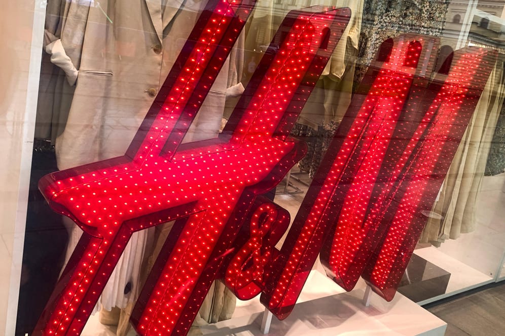 H&M Logo: Der Modehändler kämpft mit Lieferengpässen.