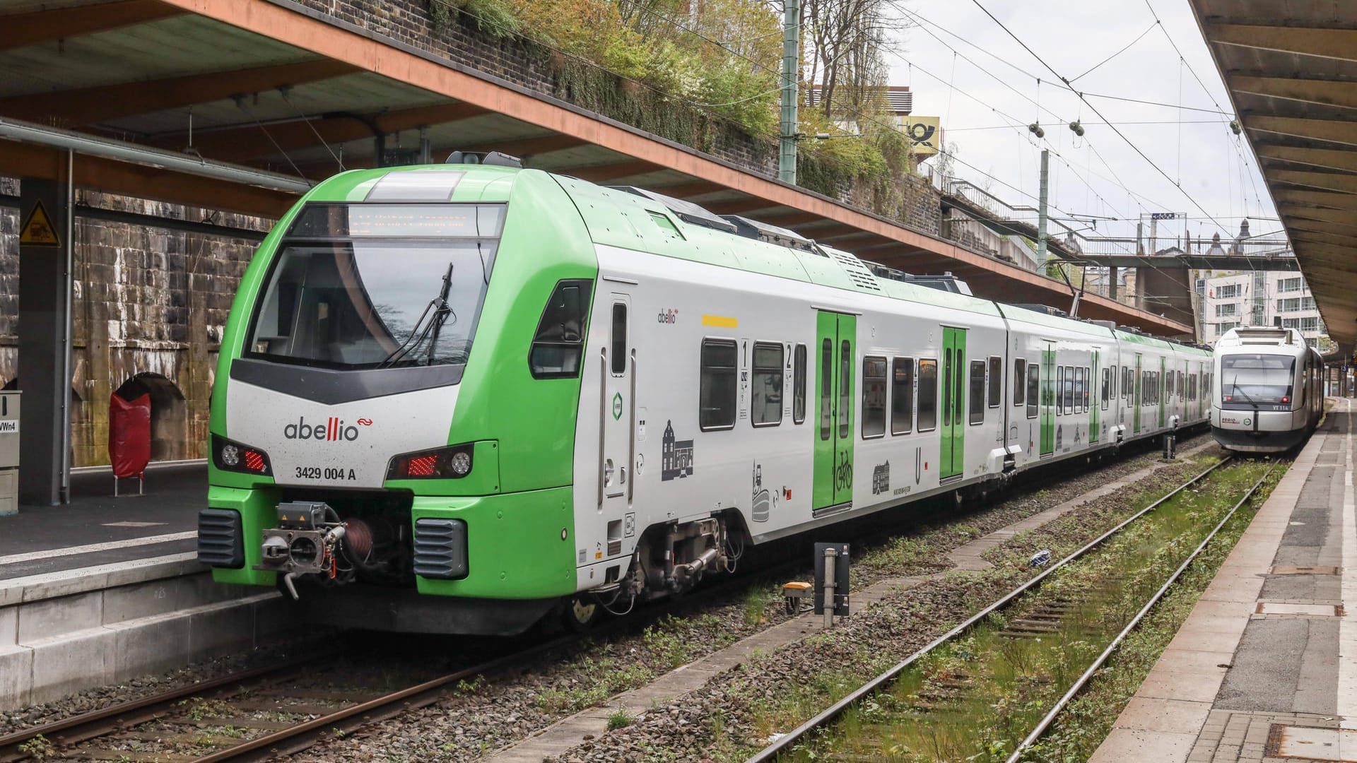 Eine S9 am Wuppertaler Hauptbahnhof (Archivbild): In Marl ist eine Bahn erneut gegen einen Einkaufswagen geprallt. Eine S9 am Wuppertaler Hauptbahnhof (Archivbild): In Marl ist eine Bahn erneut gegen einen Einkaufswagen geprallt.