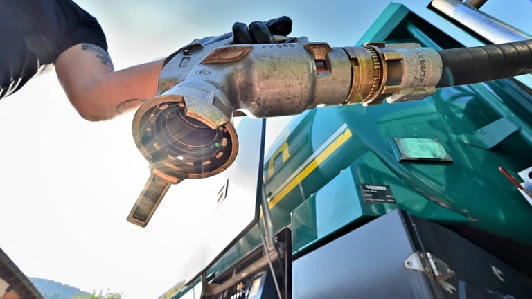 Heizöl: Mit einer Zapfpistole wird Heizöl geliefert. Zum Start der Heizsaison haben sich die Preise für Heizöl deutlich erhöht.
