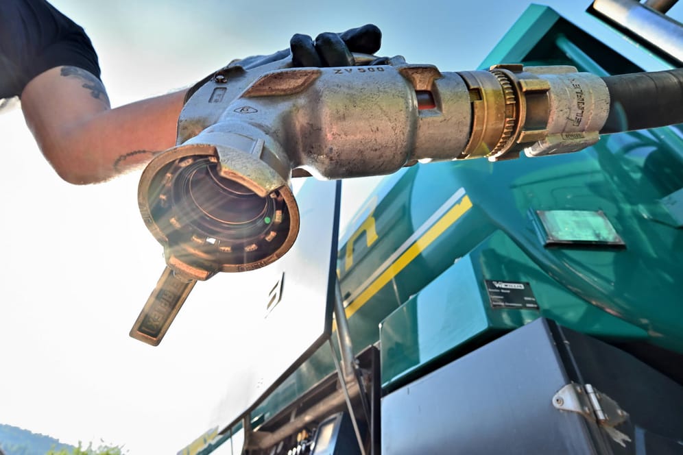 Heizöl: Mit einer Zapfpistole wird Heizöl geliefert. Zum Start der Heizsaison haben sich die Preise für Heizöl deutlich erhöht.