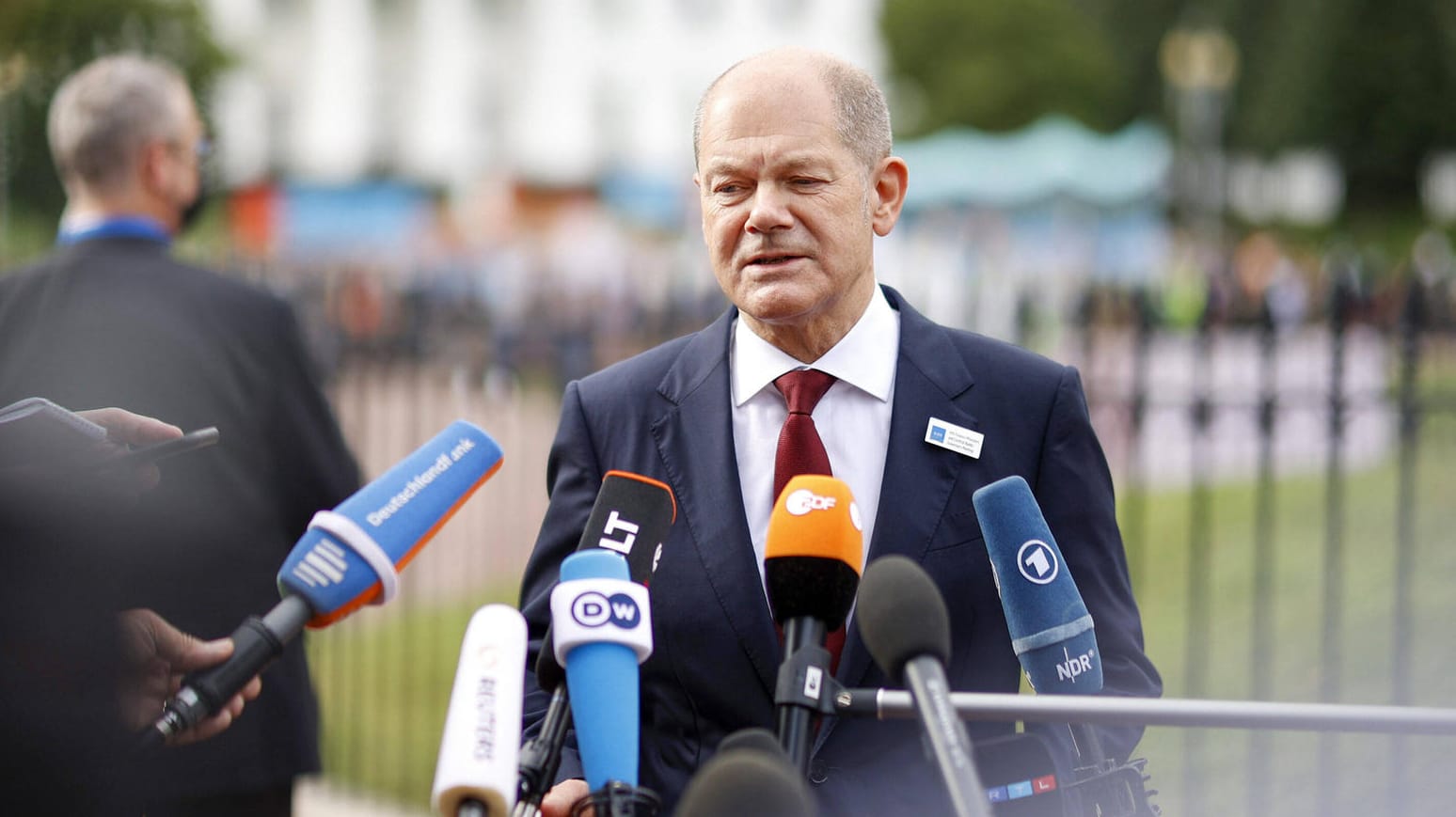 Kanzler ante portas? Olaf Scholz vor dem Weißen Haus in Washington.