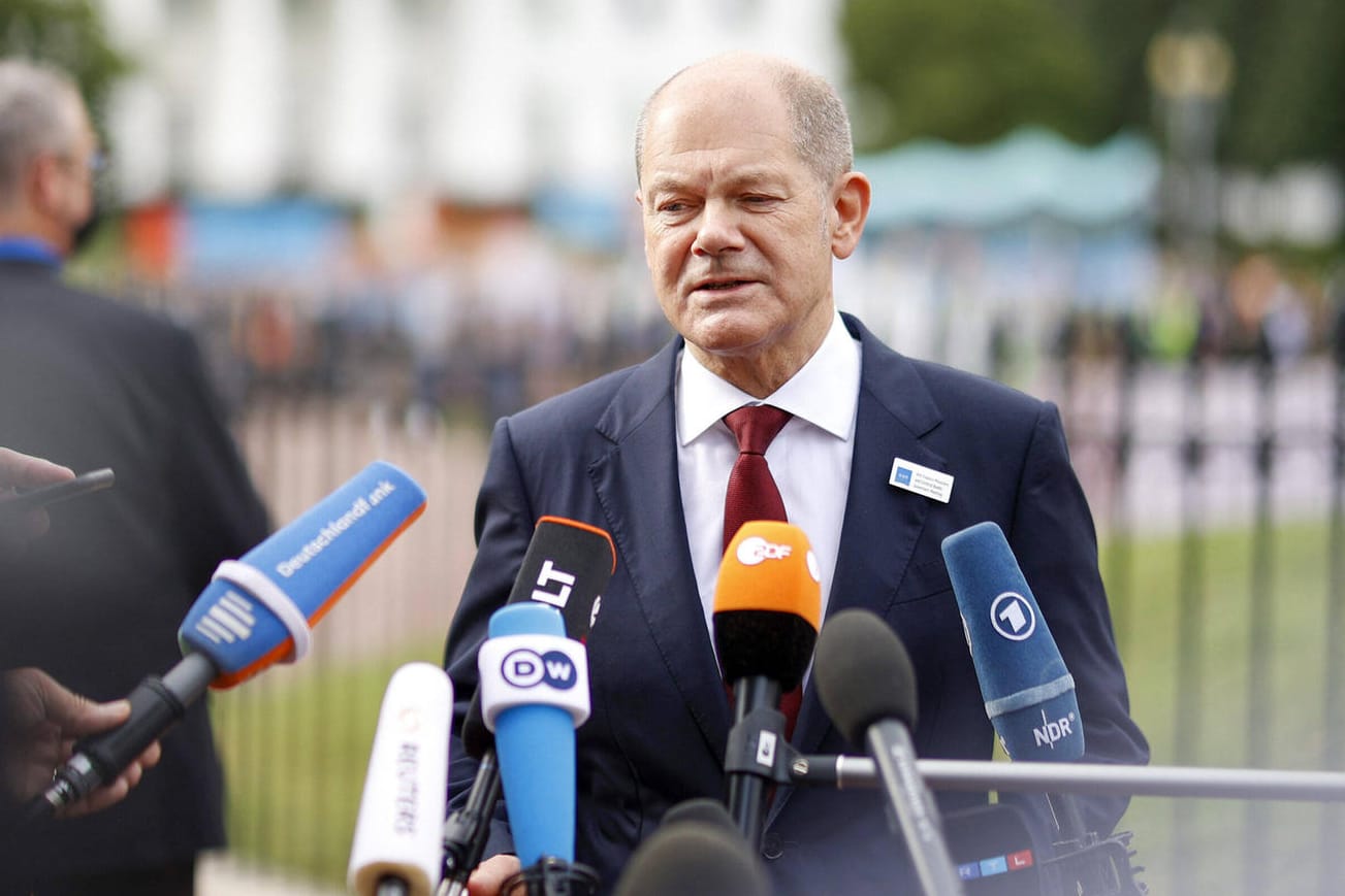 Kanzler ante portas? Olaf Scholz vor dem Weißen Haus in Washington.