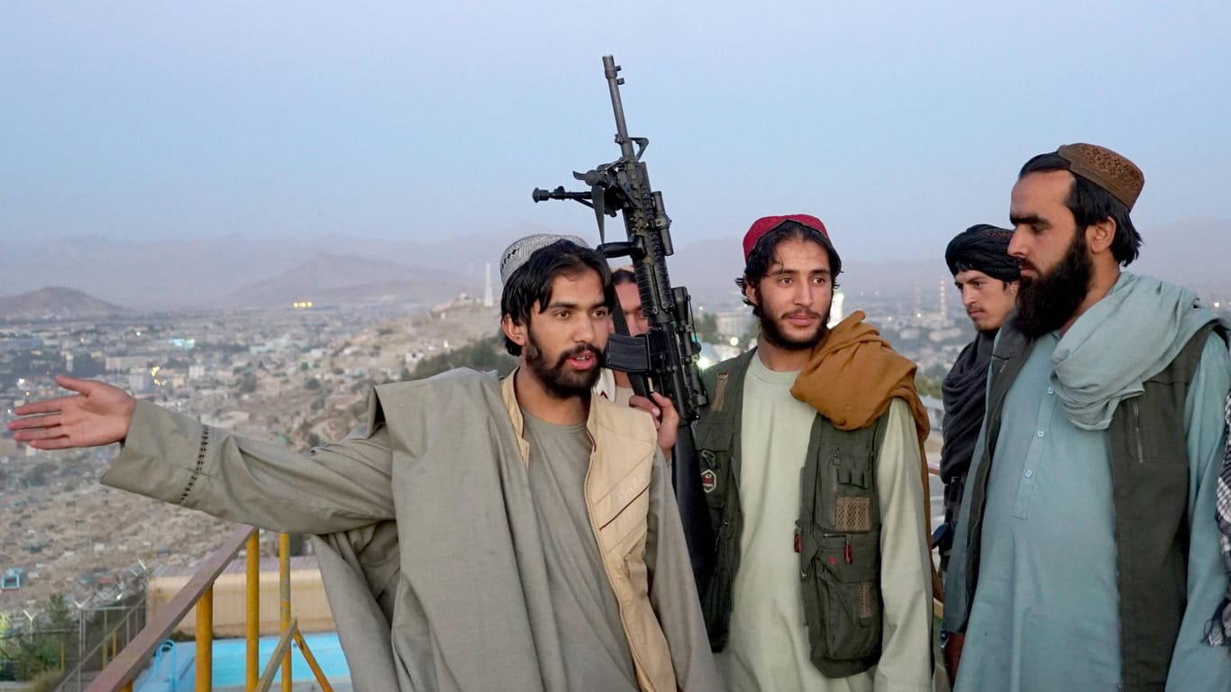 Taliban-Kämpfer in Afghanistan: Viele Ortskräfte der Bundeswehr sind durch sie in Gefahr und warten auf eine Evakuierung.