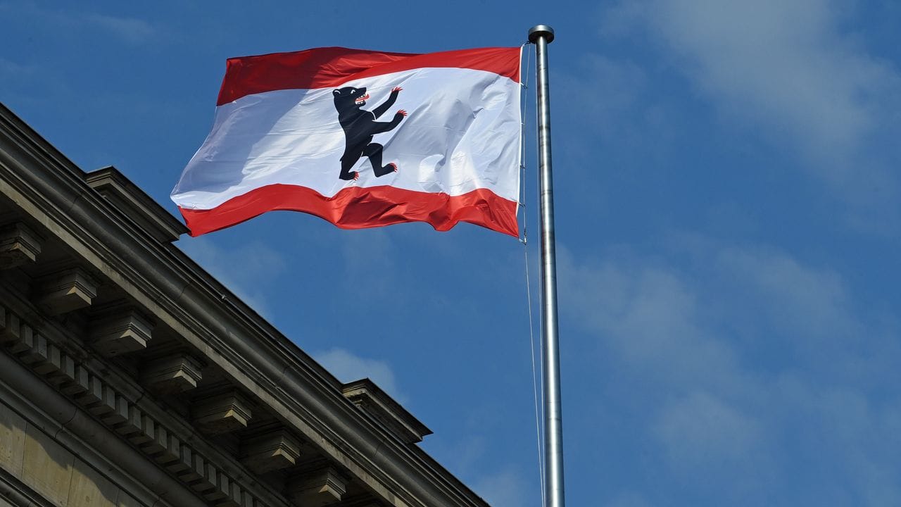 Die rot-weisse Flagge der Stadt mit dem Berliner Bären weht auf dem Dach des Abgeordnetenhauses.
