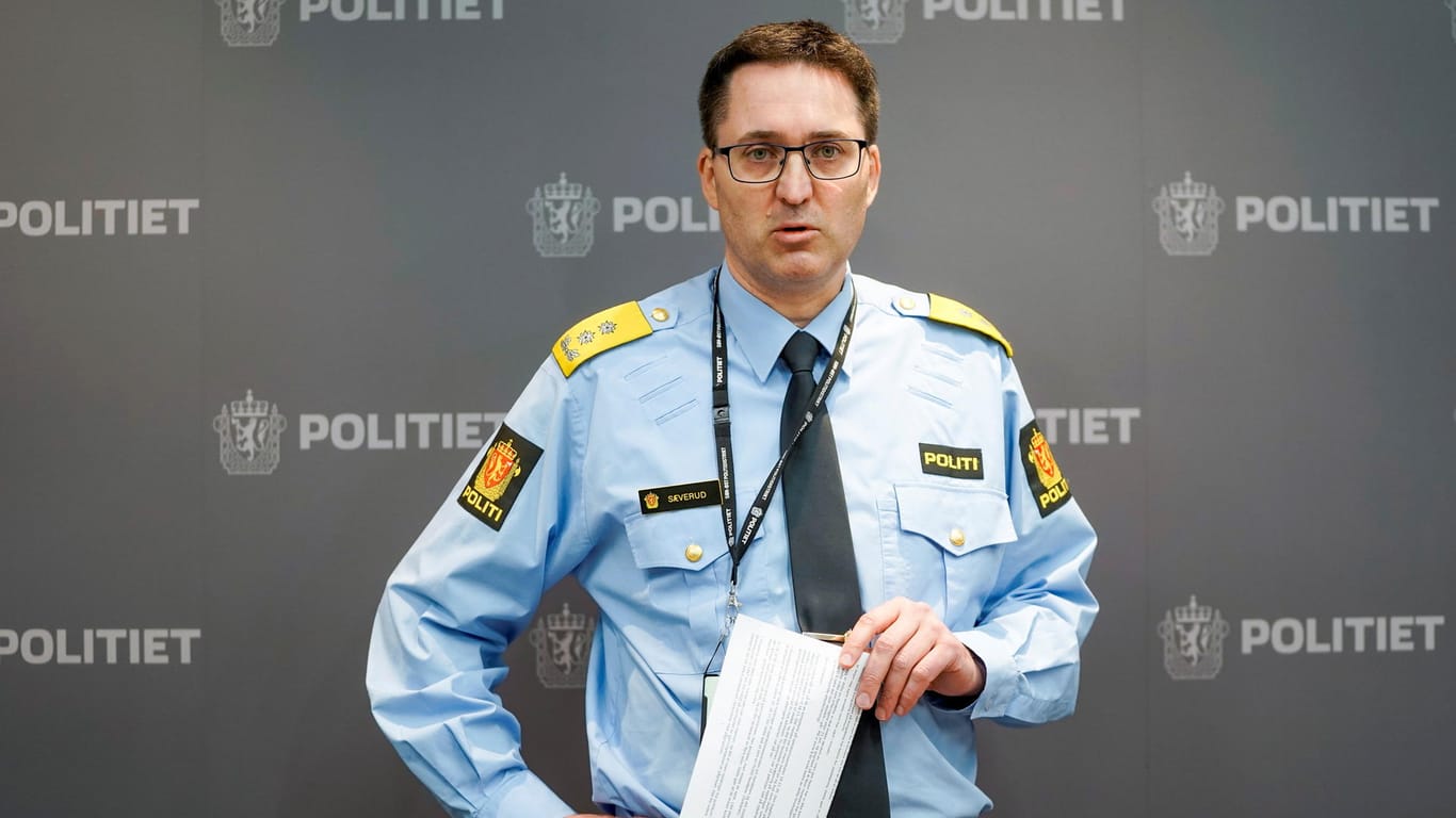 Polizeichef Ole Bredrup Sæverud bei einer Pressekonferenz am Donnerstag:Wahrscheinlich wurden die Opfer getötet, nachdem die Polizei bereits mit dem Täter in Kontakt gestanden hatte.
