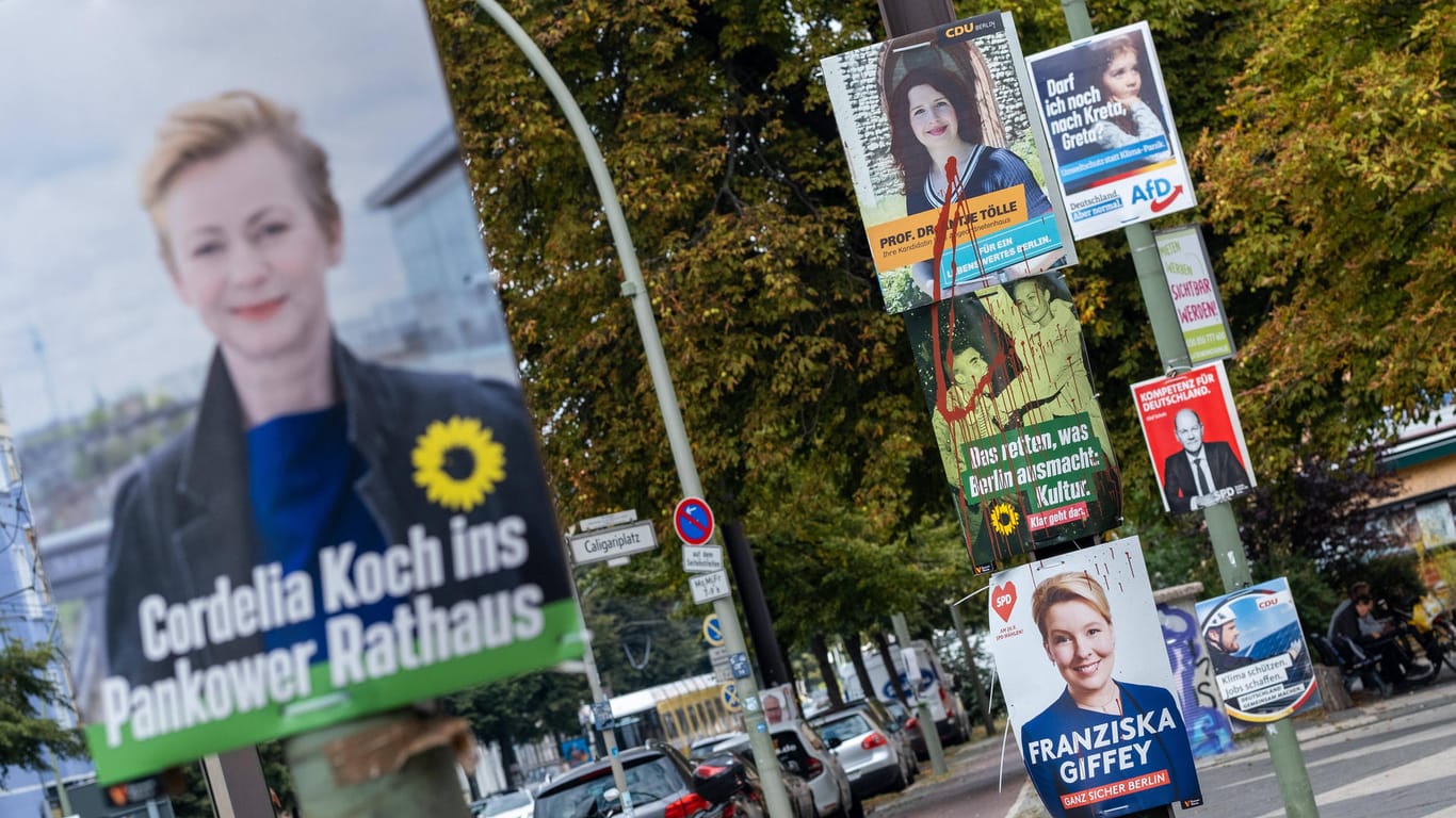 Nach dem Chaos: Wahlplakate verschiedener Parteien zur Wahl zum Berliner Abgeordnetenhaus in Berlin.