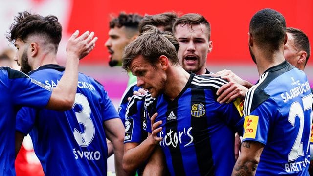 Saarbrückens Spieler dürfen sich im Prestigeduell gegen Kaiserslautern auf zahlreiche Fans im Stadion freuen. Saarbrückens Spieler dürfen sich im Prestigeduell gegen Kaiserslautern auf zahlreiche Fans im Stadion freuen.