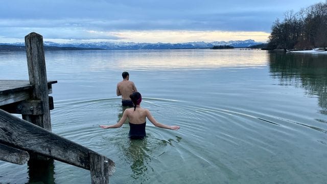 Eisbaden: Ein Bad in einem eiskalten See soll den Körper abhärten.