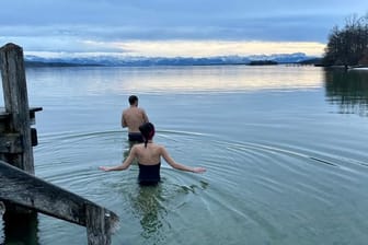 Eisbaden: Ein Bad in einem eiskalten See soll den Körper abhärten.
