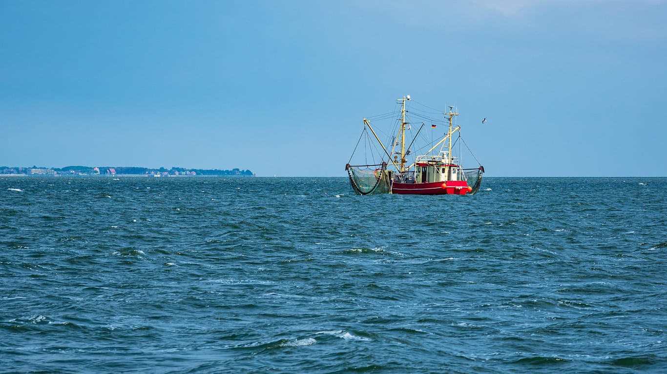 Ein Fischerboot auf dem Meer: Der Streit um Fischereilizenzen zwischen Frankreich und Großbritannien geht in die nächste Runde.
