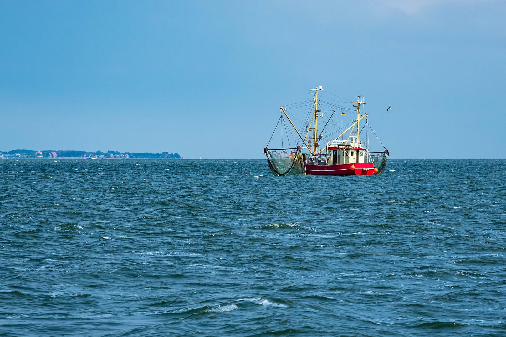 Ein Fischerboot auf dem Meer: Der Streit um Fischereilizenzen zwischen Frankreich und Großbritannien geht in die nächste Runde.