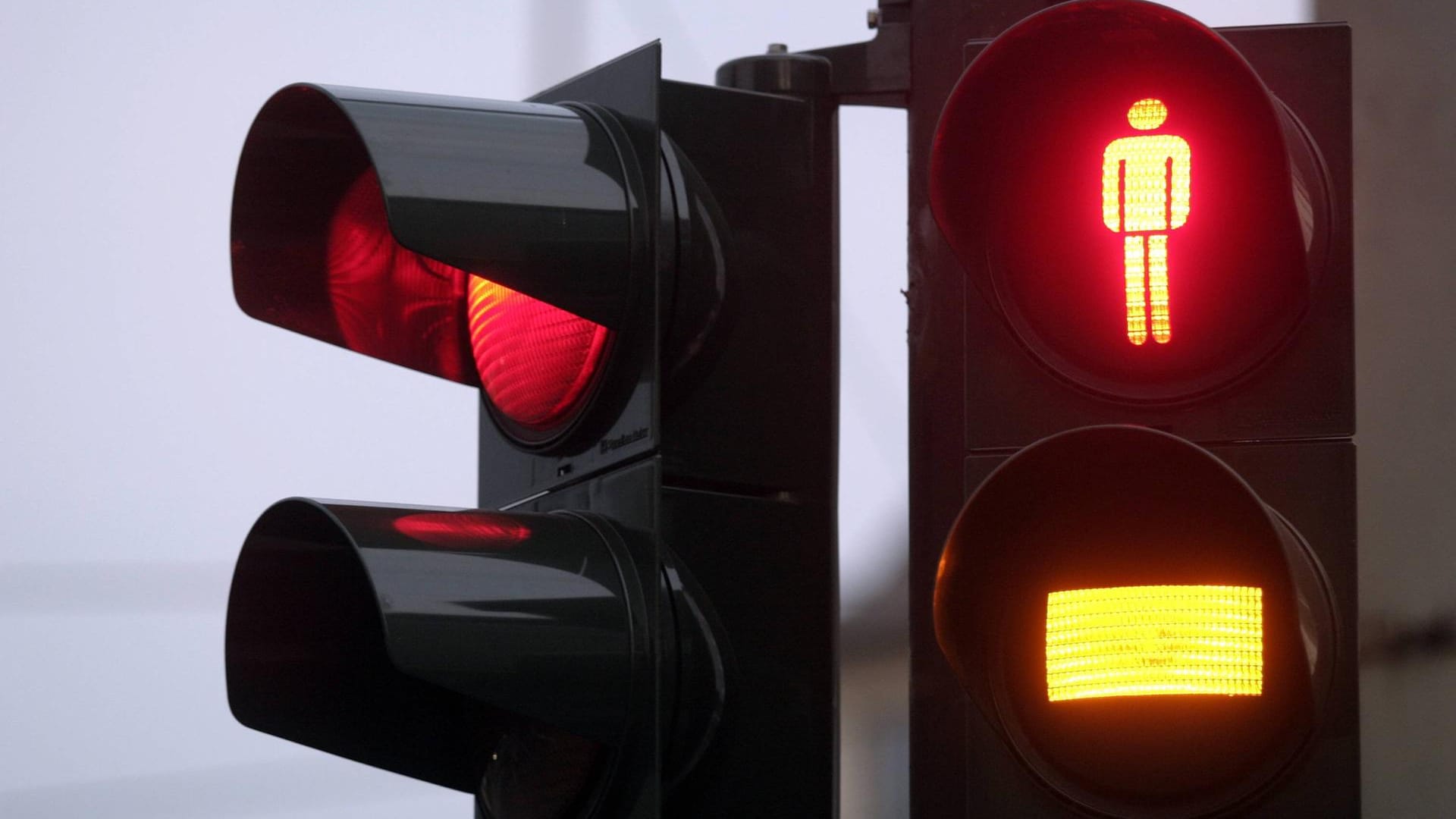 Fußgängerampel in Düsseldorf: Leuchtet die gelbe Signalfarbe, sollte die Fahrbahn umgehend verlassen werden.