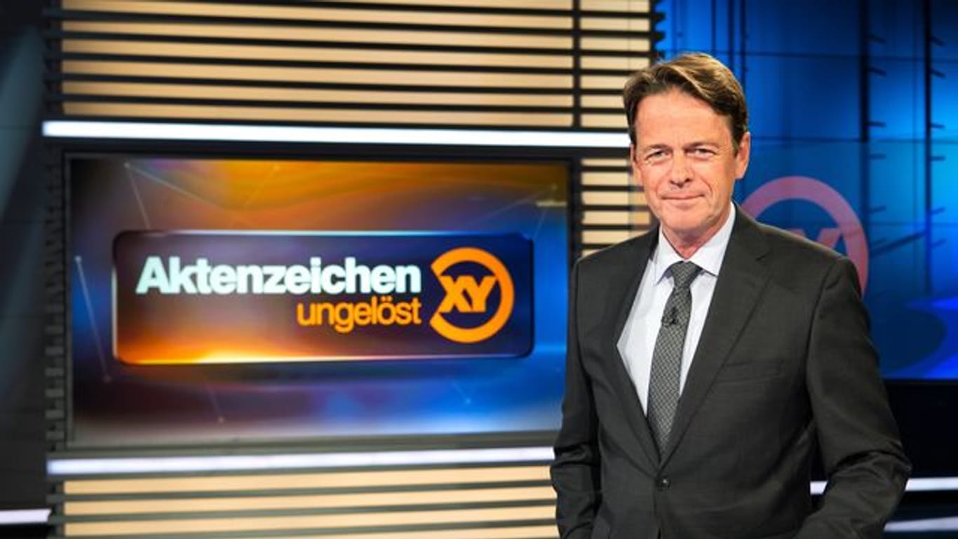 ZDF-Moderator Rudi Cerne im Studio der Sendung "Aktenzeichen XY .