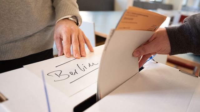 Eine Frau gibt in einem Wahllokal Stimmzettel für die Wahlen in Berlin ab (Archivbild): In fast jedem zehnten Wahllokal kam es zu Unregelmäßigkeiten.