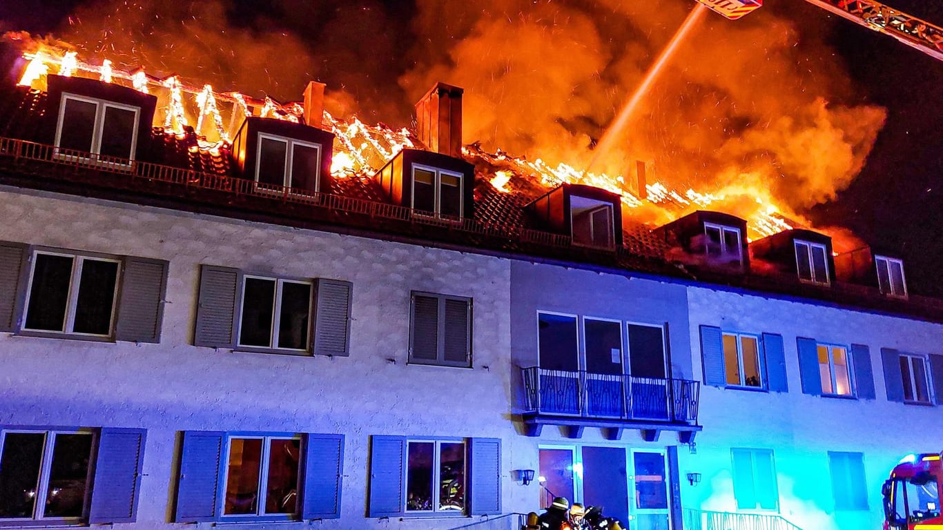 Der Dachstuhl des Obermenzinger Wohnhauses brennt lichterloh: Nach dem Feuer ist es unbewohnbar.
