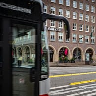 Ein Bus fährt am Speersort in Hamburg (Archivbild): In Farmsen ist ein Busfahrer nach einer Attacke von Maskenverweigerern verletzt worden.