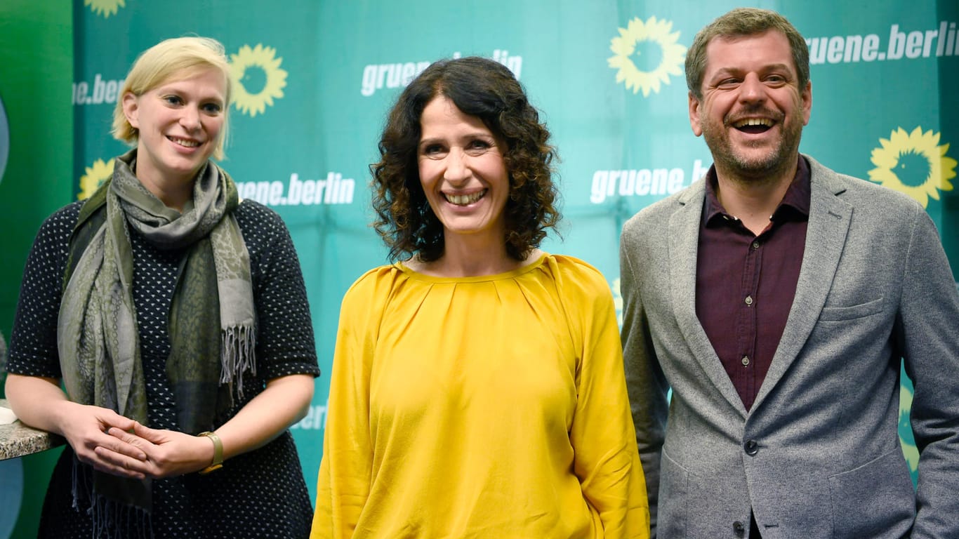 Grünen-Spitzenkandidatin Bettina Jarasch (M) begrüßt in einem Pressestatement die Entscheidung der SPD zur Sondierung eines rot-grün-roten Bündnisses in der Hauptstadt: Neben ihr lächeln die beiden Landesvorsitzenden der Berliner Grünen, Nina Stahr und Werner Graf.