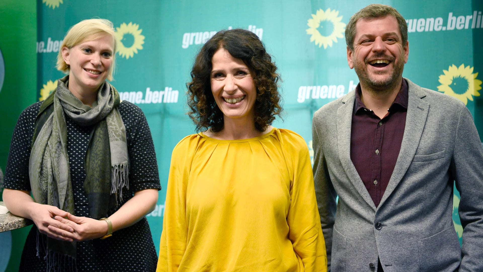 Grünen-Spitzenkandidatin Bettina Jarasch (M) begrüßt in einem Pressestatement die Entscheidung der SPD zur Sondierung eines rot-grün-roten Bündnisses in der Hauptstadt: Neben ihr lächeln die beiden Landesvorsitzenden der Berliner Grünen, Nina Stahr und Werner Graf.