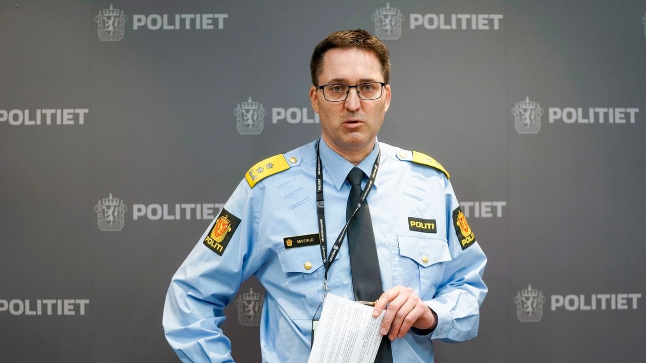 Polizeichef Ole Bredrup Sæverud bei einer Pressekonferenz zu den aktuellen Erkenntnissen nach der Gewalttat.