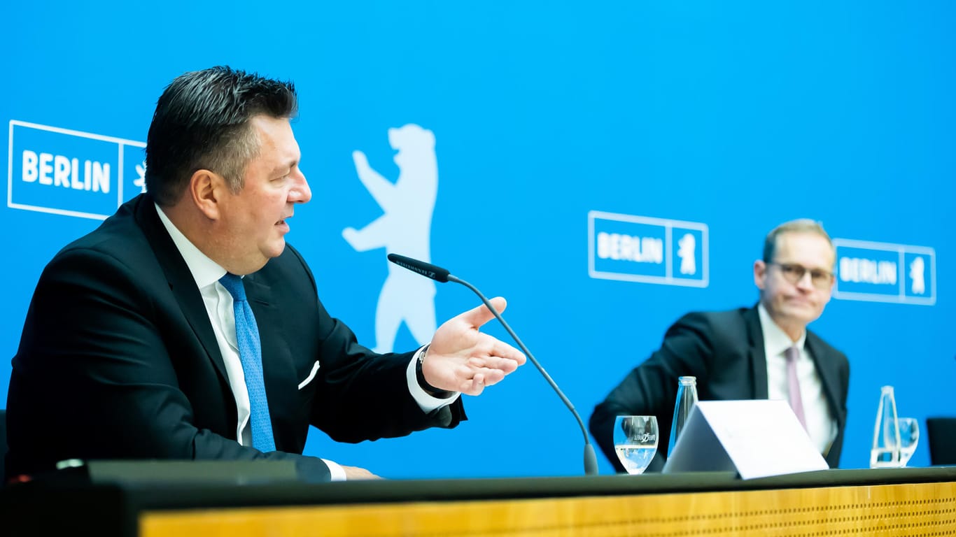 SPD-Politiker Andreas Geisel (links) und Berlins Regierender Bürgermeister, Michael Müller, bei der Pressekonferenz zu den Pannen bei Berliner Wahl.