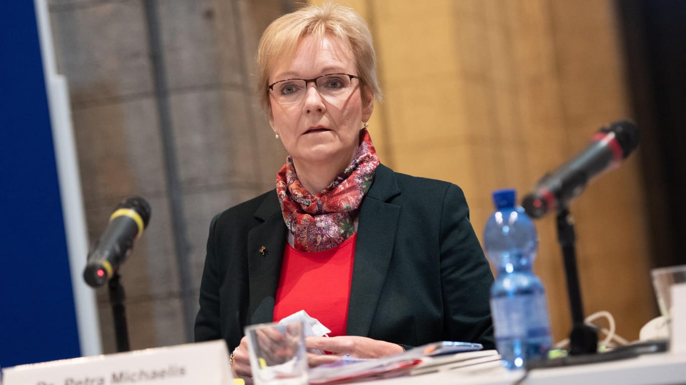 Berlins Landeswahlleiterin Petra Michaelis bei der Sitzung des Landeswahlausschusses.