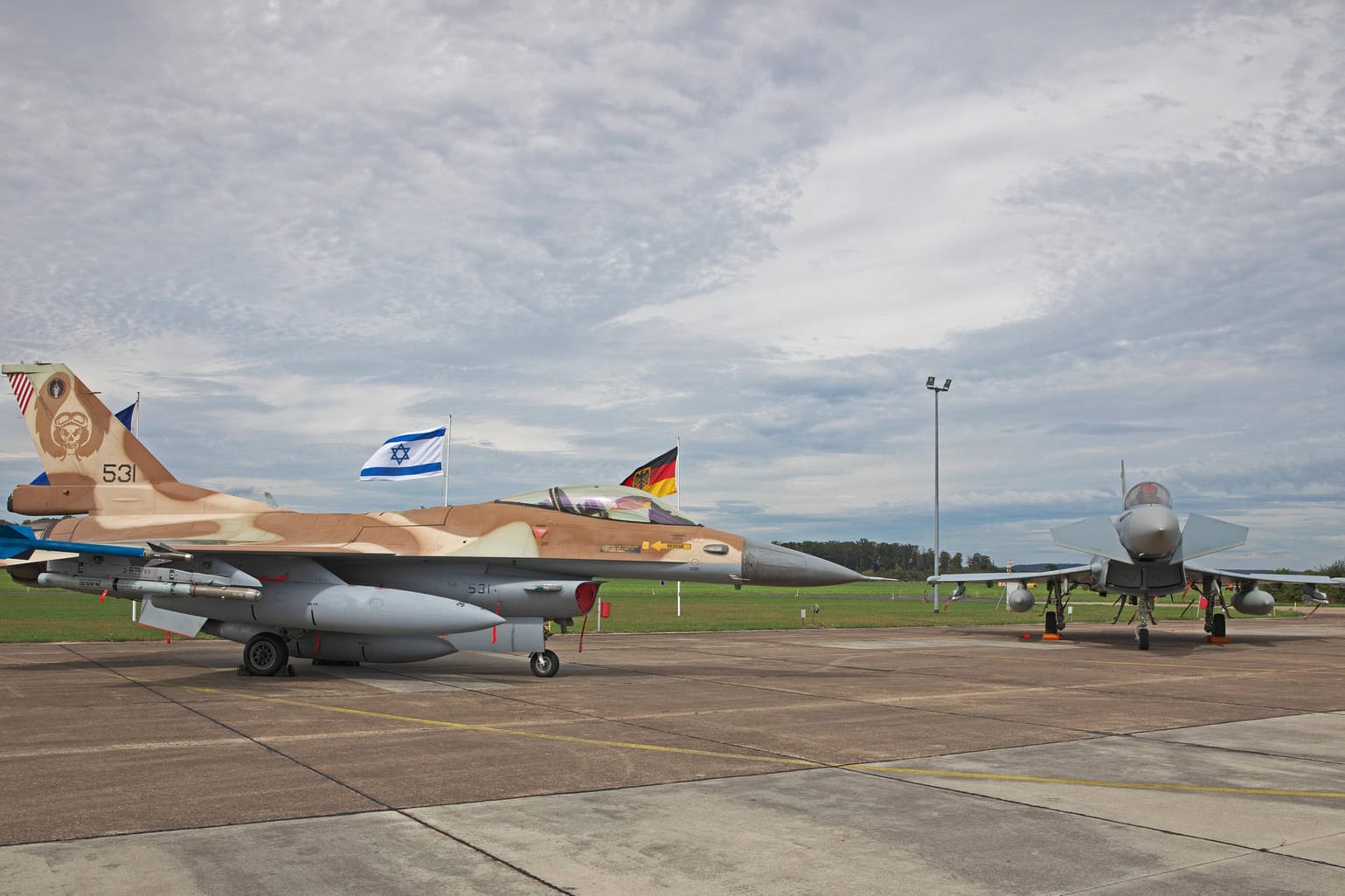 Ein Kampfflugzeug der israelischen Luftwaffe: Aktivisten melden neun Tote bei israelischen Luftangriffen in Syrien.