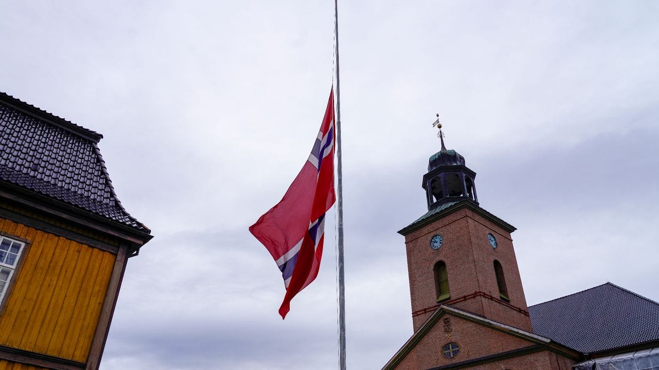 Eine Fahne weht in der norwegischen KLeinstadt auf Halbmast.