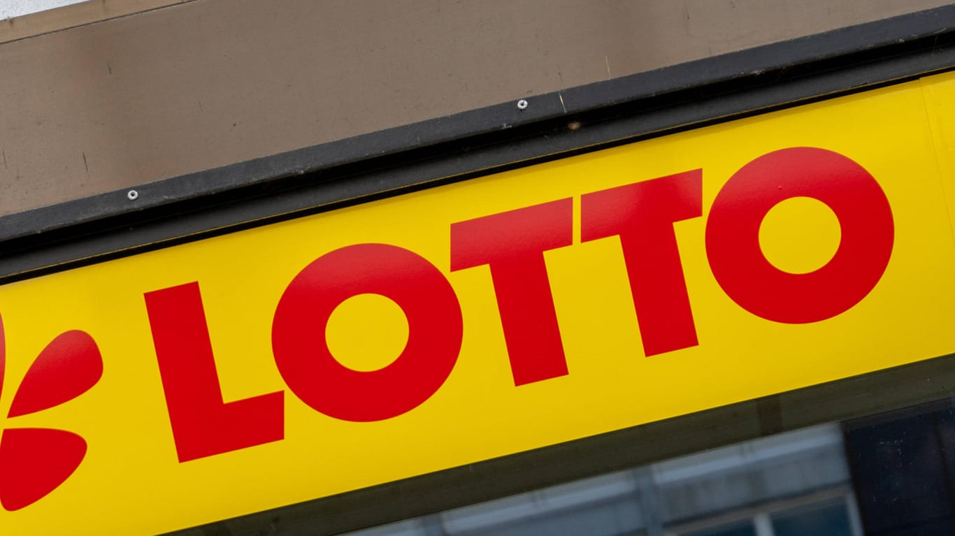 Das Lotto-Logo an einer Filiale (Symbolbild): In Dortmund hat ein Bewaffneter einen solchen Laden ausgeraubt.