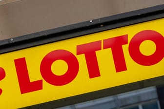 Das Lotto-Logo an einer Filiale (Symbolbild): In Dortmund hat ein Bewaffneter einen solchen Laden ausgeraubt.