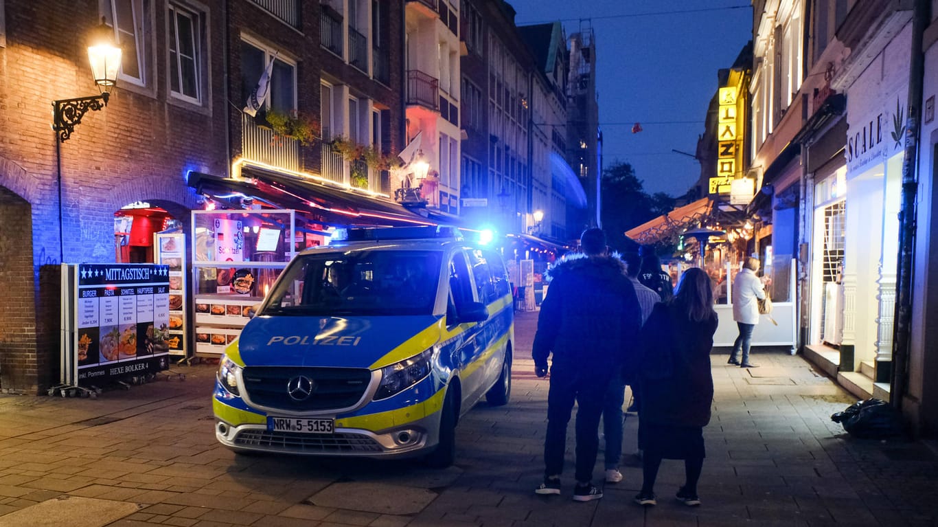 Ein Polizeiauto in der Düsseldorfer Altstadt: Am vergangenen Wochenende musste die Polizei dort zu 78 Einsätzen ausrücken.