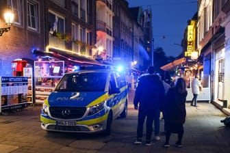 Ein Polizeiauto in der Düsseldorfer Altstadt: Am vergangenen Wochenende musste die Polizei dort zu 78 Einsätzen ausrücken.