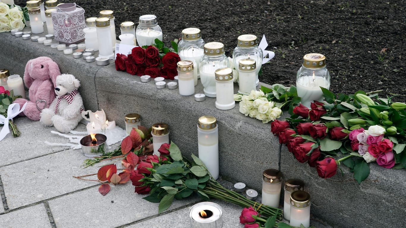 In Kongsberg wurden Blumen und Kerzen niedergelegt: Nach der Gewalttat mit geht die Polizei inzwischen von einem terroristischen Hintergrund aus.