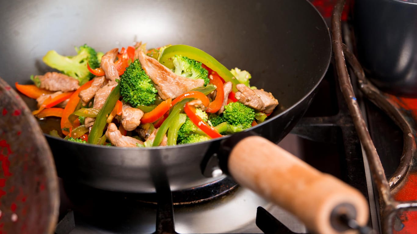 Schnell, gesund und pikant: Wokgemüse bekommt mit Currypaste, Ingwer und Sojasoße eine besondere Note.