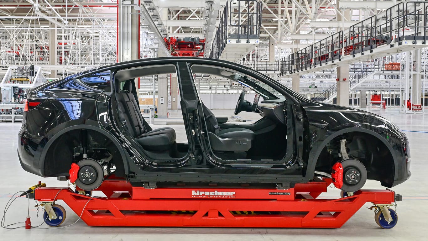Ein Tesla Model Y ist zum Tag der offenen Tür in einer Produktionshalle der Tesla Gigafactory zu sehen: Die Fabrik ist von Anwohnern und Umweltschützern immer wieder kritisiert worden.