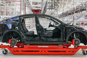 Ein Tesla Model Y ist zum Tag der offenen Tür in einer Produktionshalle der Tesla Gigafactory zu sehen: Die Fabrik ist von Anwohnern und Umweltschützern immer wieder kritisiert worden.