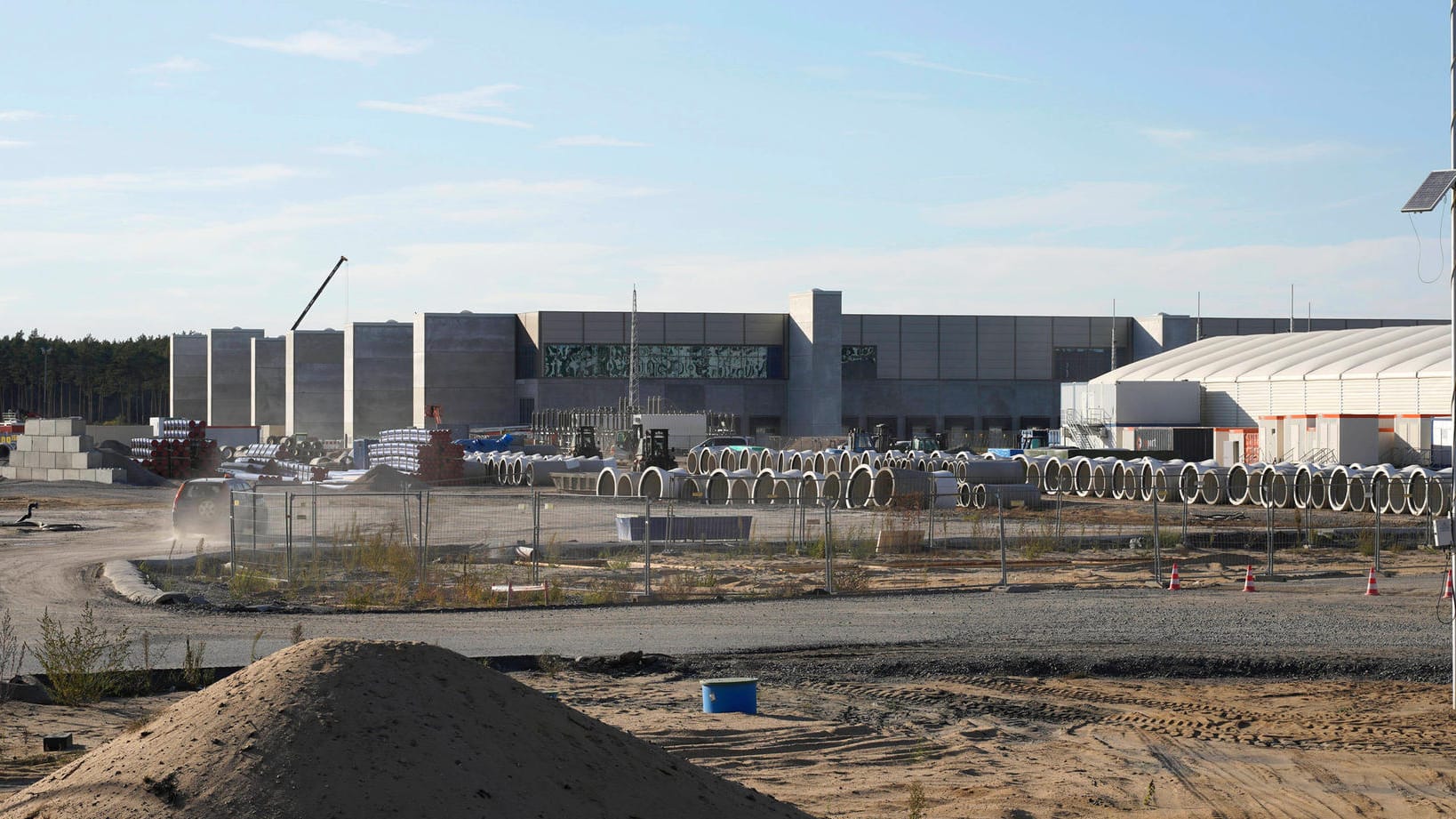 Blick auf das Gelände und die Baustelle um die sogenannte Gigafactory: Teile des Baus sind nur mit vorläufiger Genehmigung entstanden.