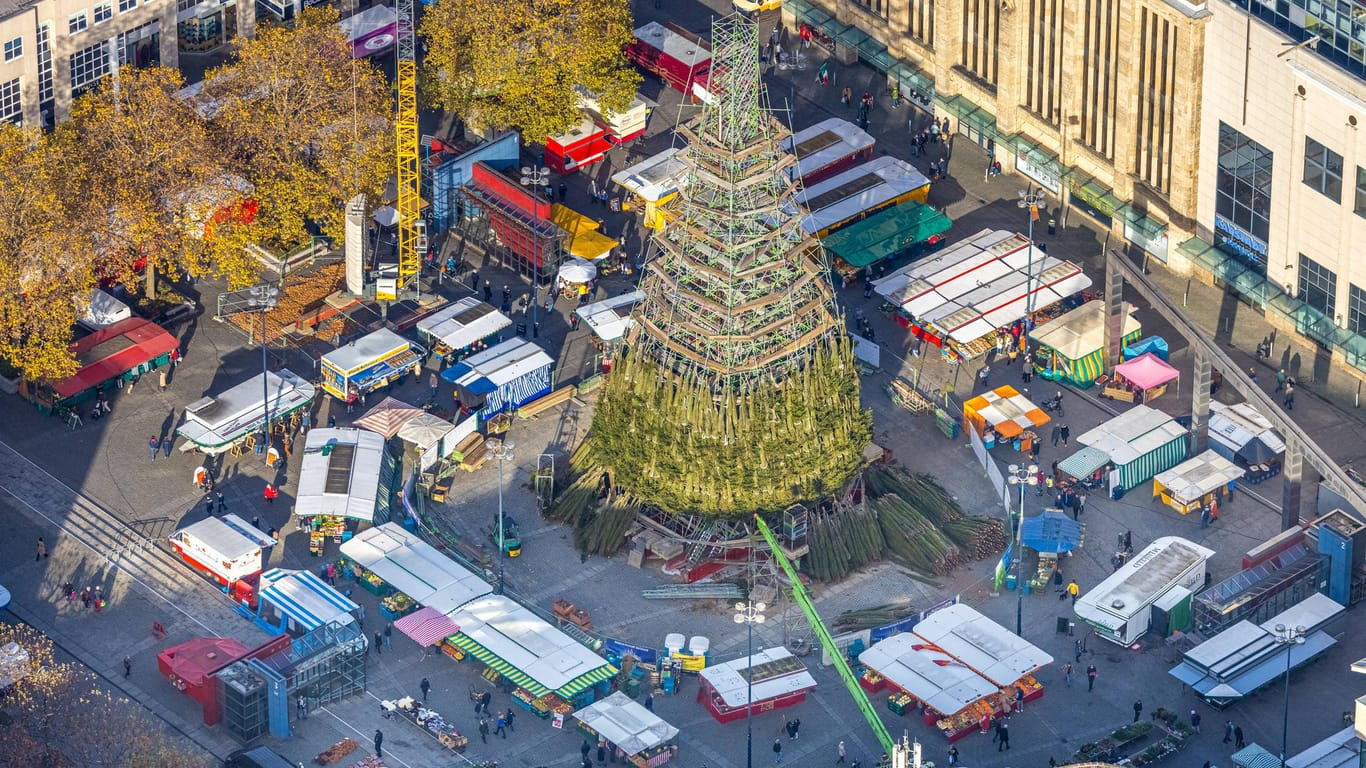Der weltweit größte Weihnachtsbaum in Dortmund (Archivbild): 2021 soll das Wahrzeichen wieder komplett stehen.