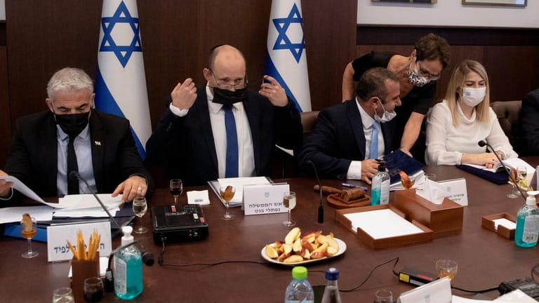 Naftali Bennett bei einer Sitzung des israelischen Kabinetts: Die Mehrheit der Bevölkerung unterstützt den Kurs des Ministerpräsidenten.