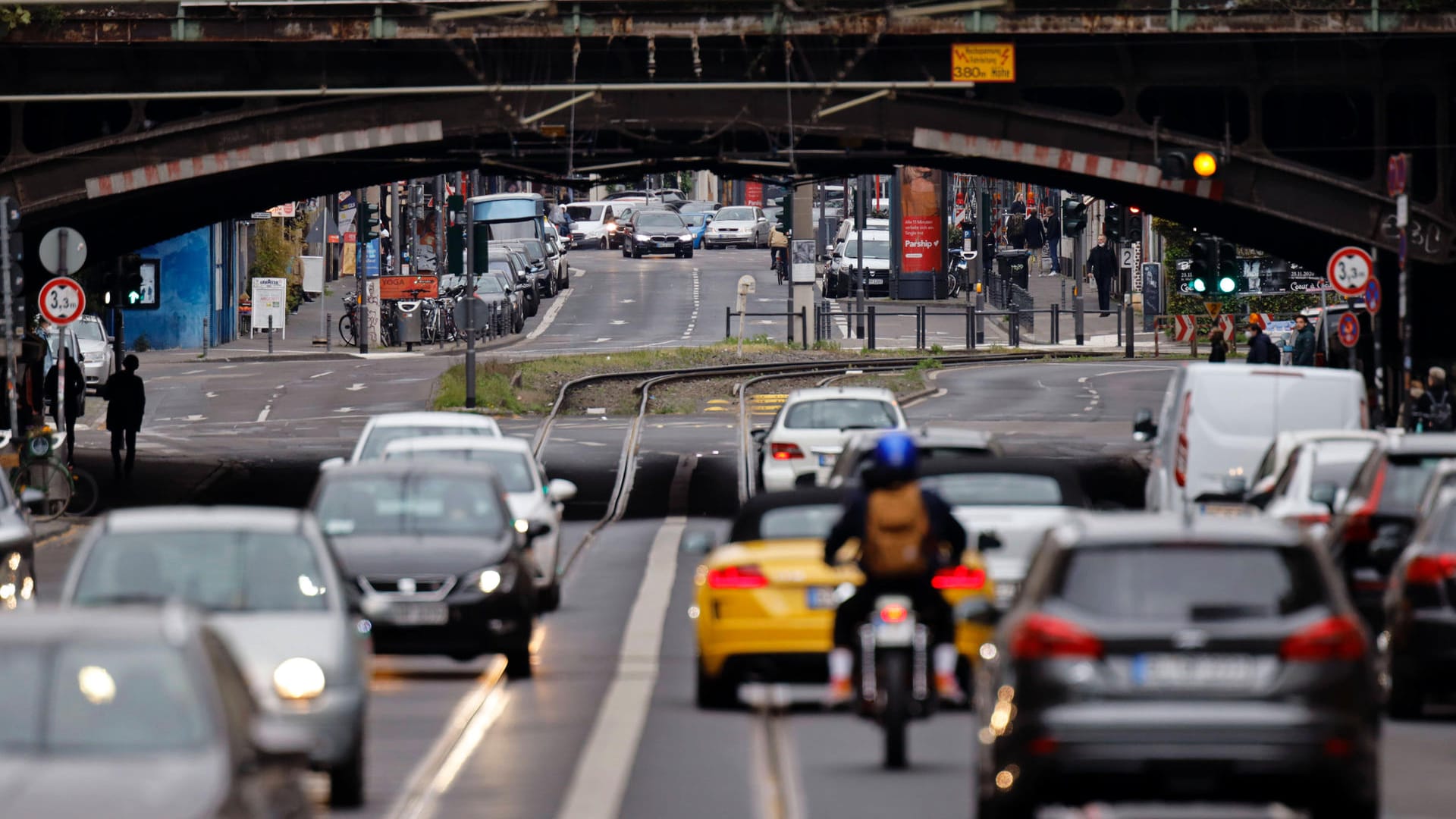 Autoverkehr zur Stoßzeit in der Kölner Innenstadt: Geht es nach Antje Kruse vom LANUV müssten Innenstädte gänzlich anders aussehen, um im Kampf gegen die Klimakrise zu bestehen.