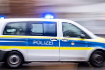 Ein Streifenwagen der Berliner Polizei mit Blaulicht (Symbolbild): In Marienfelde ist es zu einer Auseinandersetzung gekommen, nach der mehrere Jugendliche mit Waffen angegriffen worden sind.